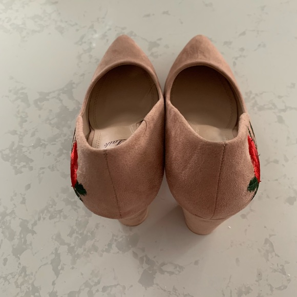 Size 7 embroidered heels - Picture 3 of 5